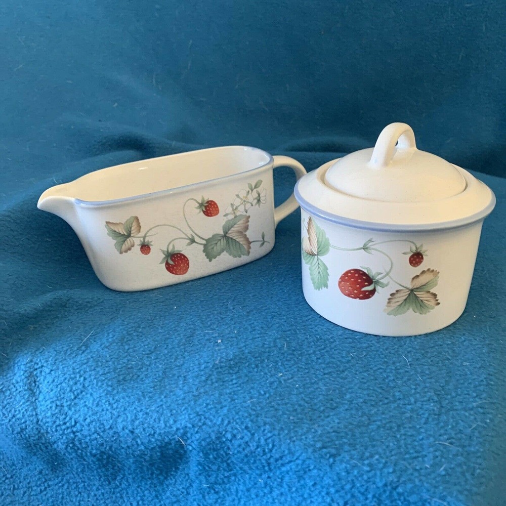 savoir vivre luscious Creamer and Sugar, pattern: Strawberry